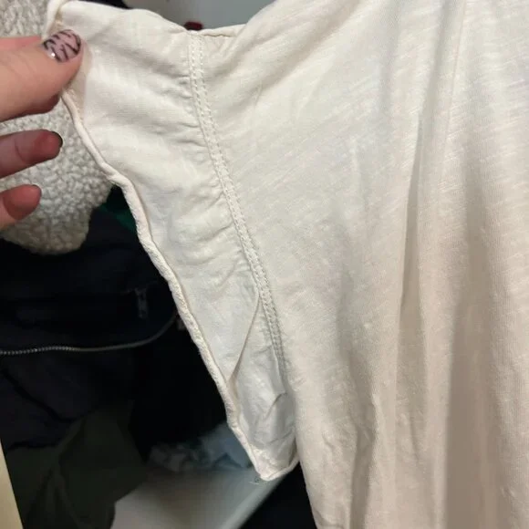 Cute flowy white tee - Picture 3 of 4